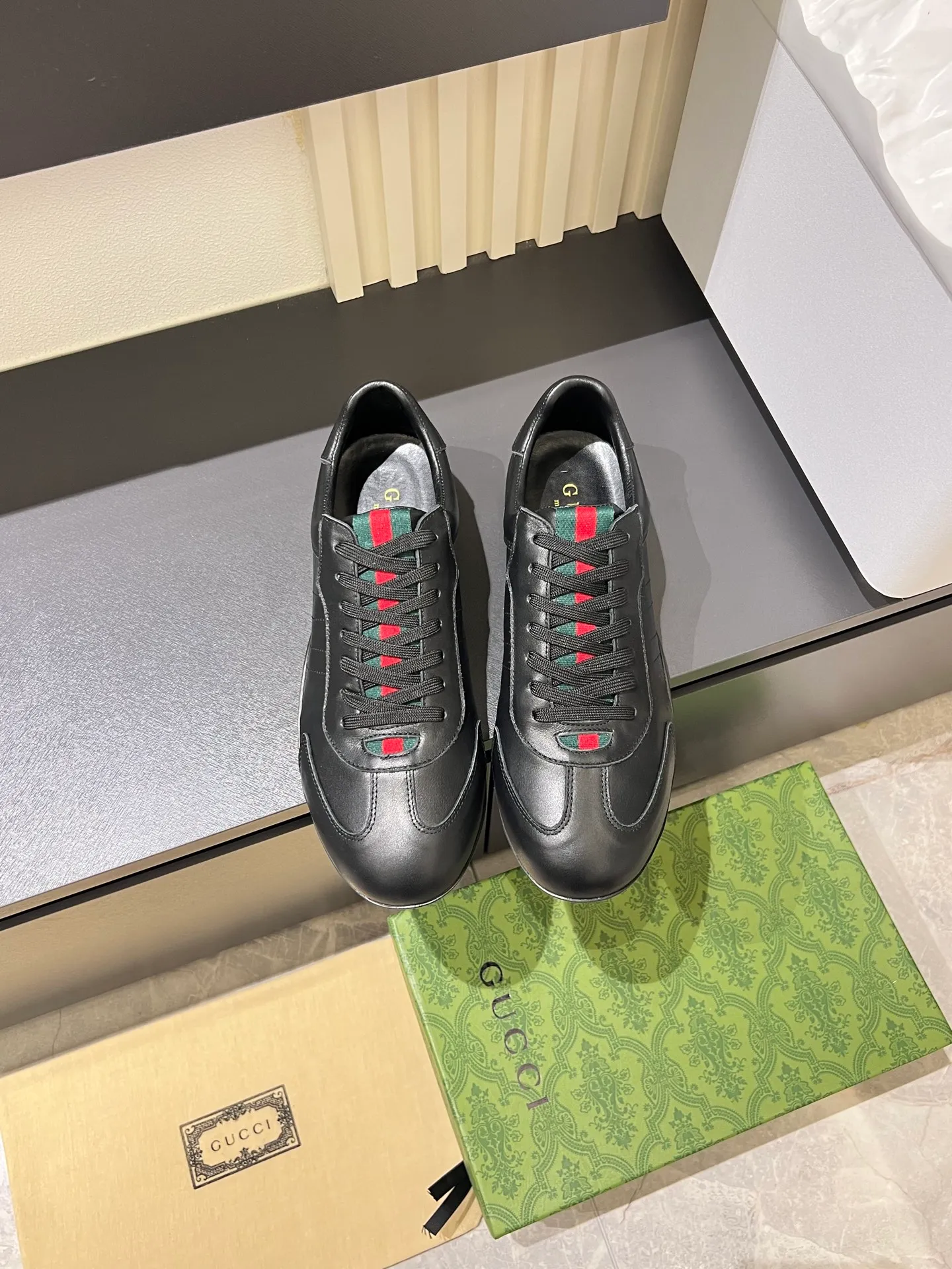Men's shoes 💰p400 Gucci Shift series sports shoes, featuring lightweight thin sole design, suede + canvas + technical fabric splicing, perfect texture! The tongue and heel have red and green webbing, which is highly recognizable✨. The classic brown + off-white color scheme is retro and modern. The shell-toe shoe shape makes the feet smaller. It is perfect for daily wear or skirts and trousers. The upper fabric + elastic heel is easy to put on and take off, and the wrapping feeling is comfortable. It can be used for commuting and leisure. It has become one of Demna Gvasalia’s hottest items after taking over🔥. size: 38-45!